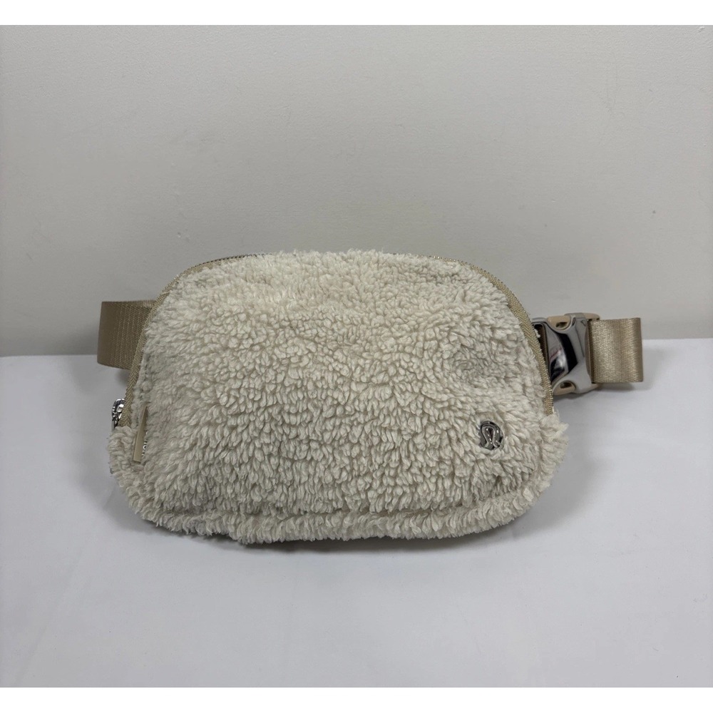 Lululemon Everywhere Natural Ivory Trench Crossbody Belt Bag 1L Soft Casual